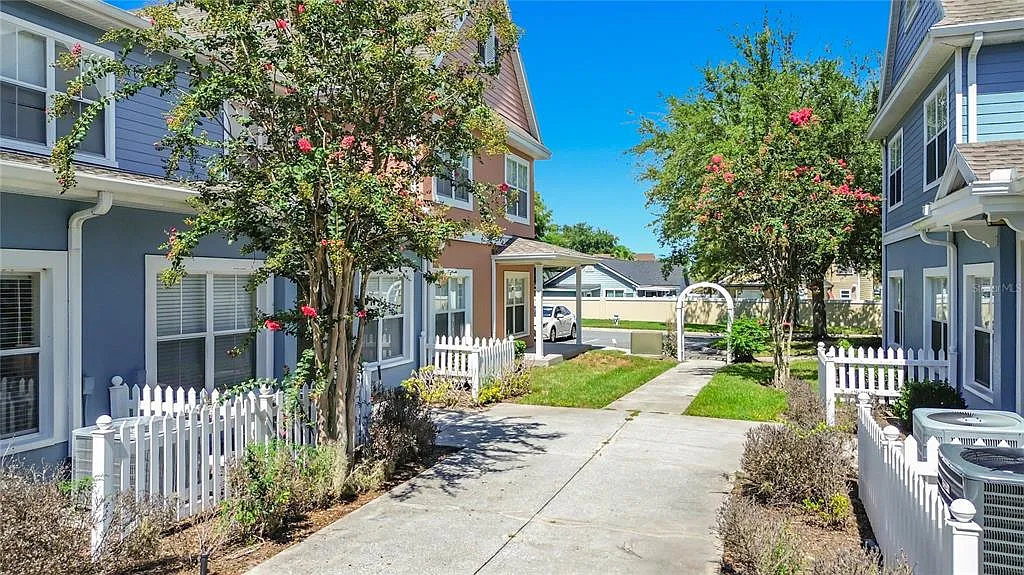 3 bed, 2.0 bath, 1296 sqft, $1,900 — Photo 3