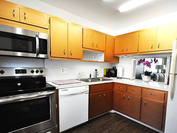 4th image of 400 NE 20th St APT C108