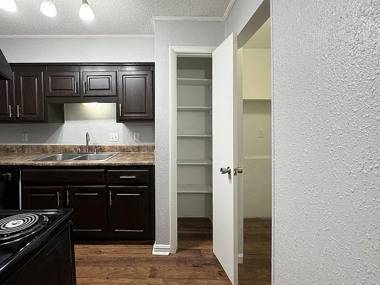 Ascot Place Apartments — Photo 43