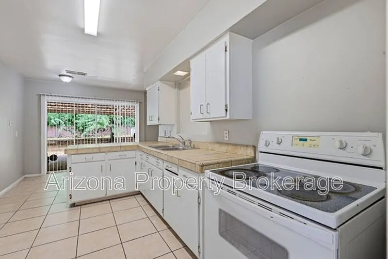 3 bed, 2.0 bath, 1481 sqft, $2,195 — Photo 4