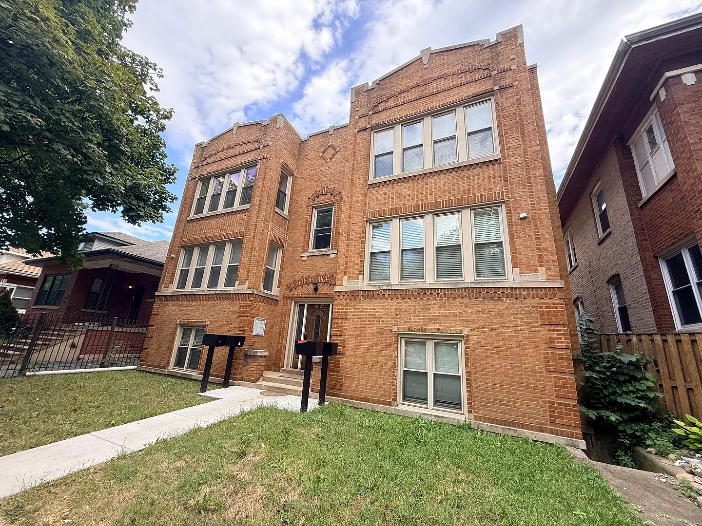 3 bed, 1000 sqft, $1,900 — Photo 2