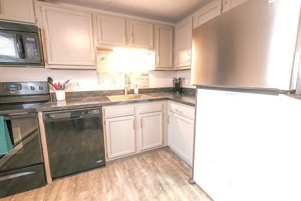 105 N Willow St — Photo 3
