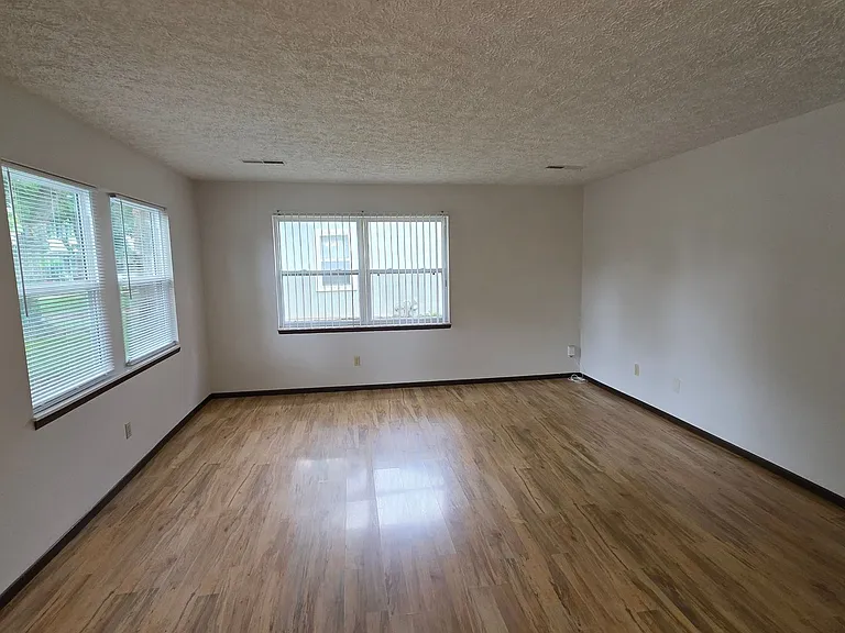 624 W Lois St — Photo 3