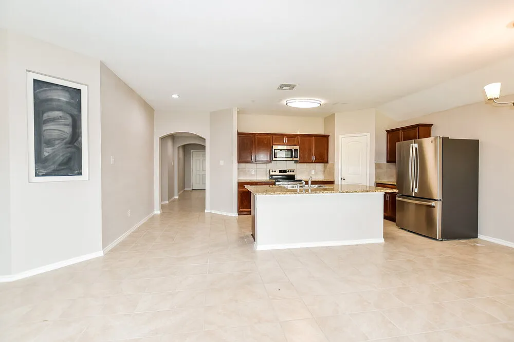 4 bed, 2.0 bath, 1620 sqft, $1,890 — Photo 4