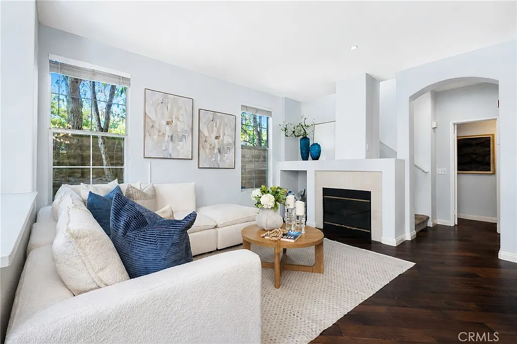 2 bed, 2.5 bath, 1183 sqft, $3,600 — Photo 4