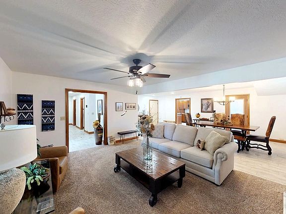 3rd image of 1911 Broadmoor Dr