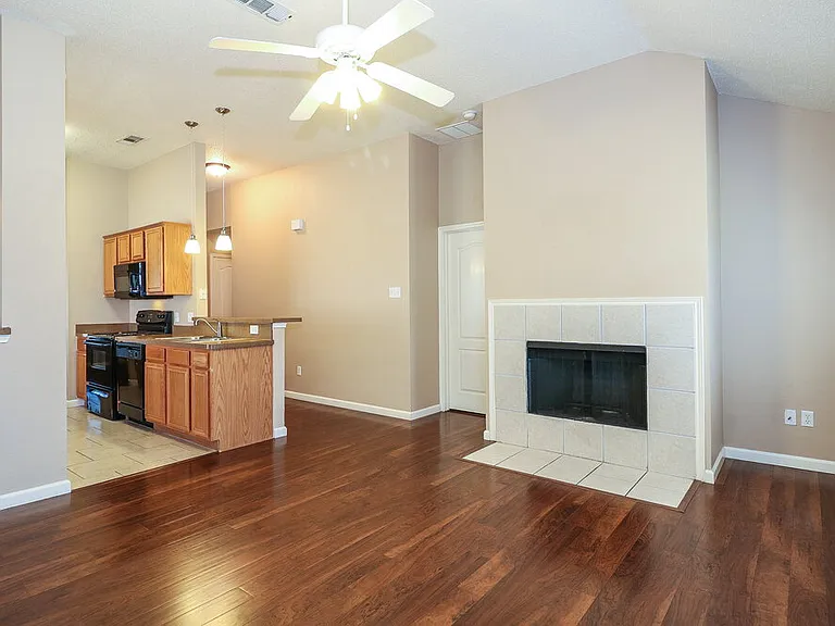 320 Montana Dr — Photo 2