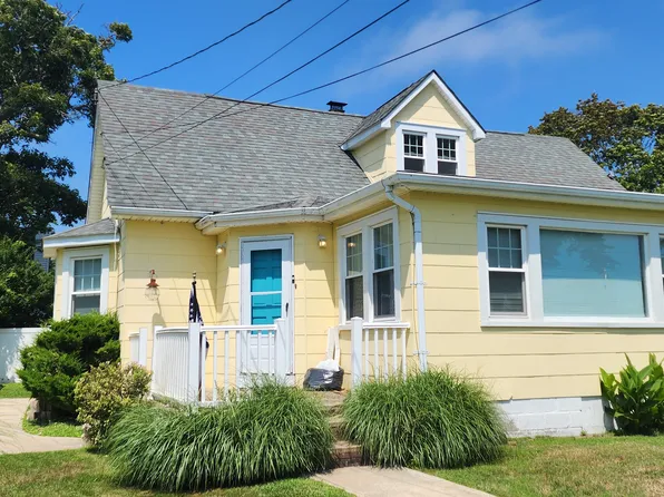9 Babylon Rd, Mastic Beach, NY 11951