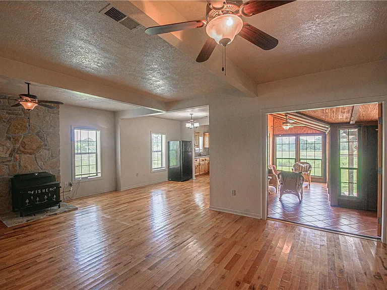 9852 FM 1179 — Photo 5