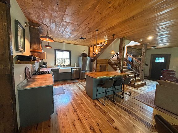 Large, beautiful and fully equipped kitchen.