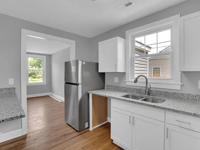 320 Virginia St — Photo 8