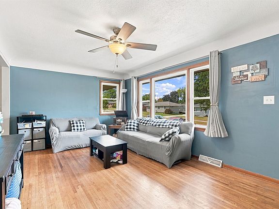 3rd image of 2075 Larry Dr NE