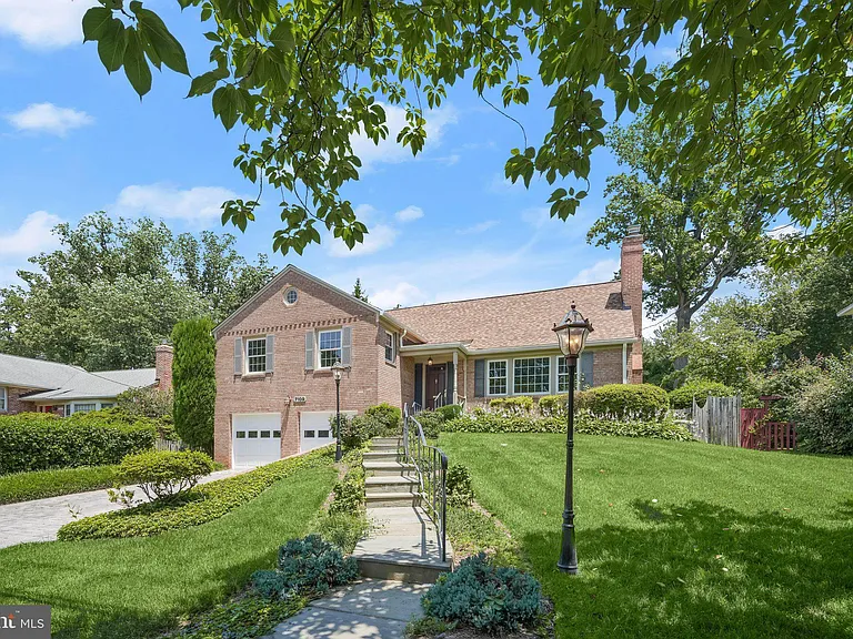 7109 Radnor Rd — Photo 3