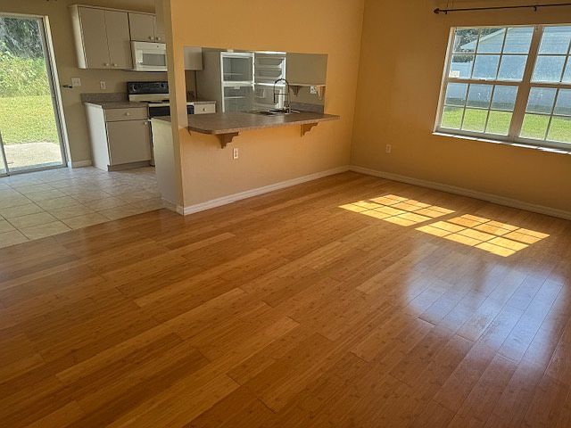 2nd image of 124 Shady Oak Ln