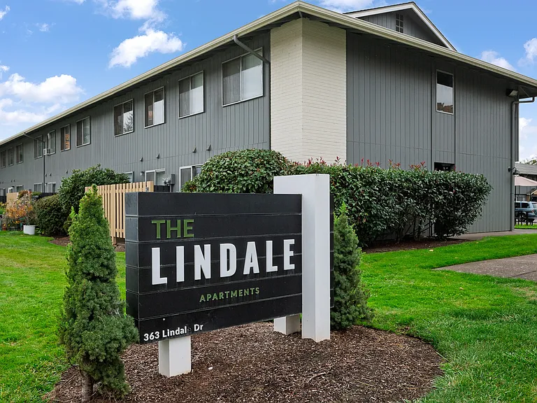 The Lindale | Monument Sign