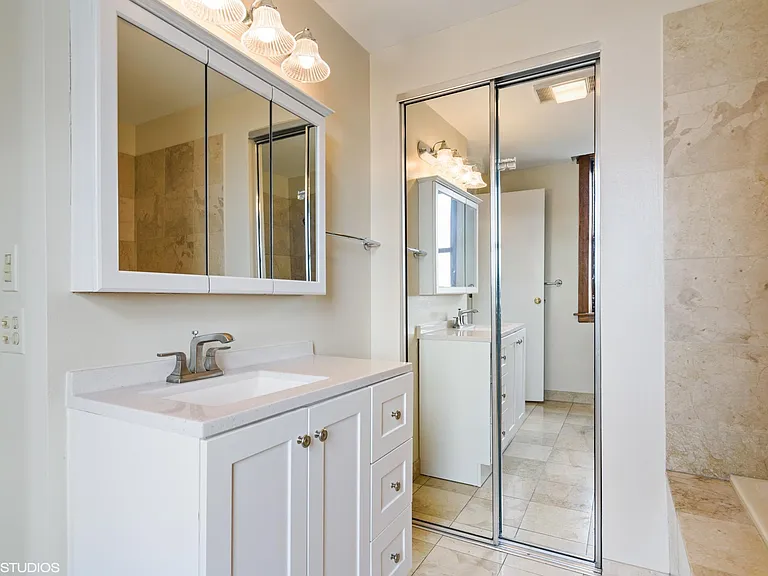 559 W Surf St #800 — Photo 11