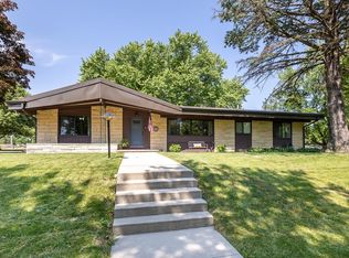 3215 Blasen Dr, Dubuque, IA 52001