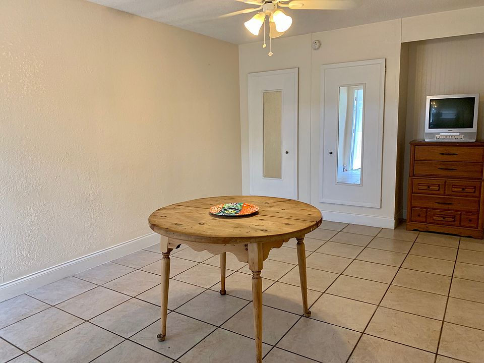 Studio room. All decorations and furniture have been removed.