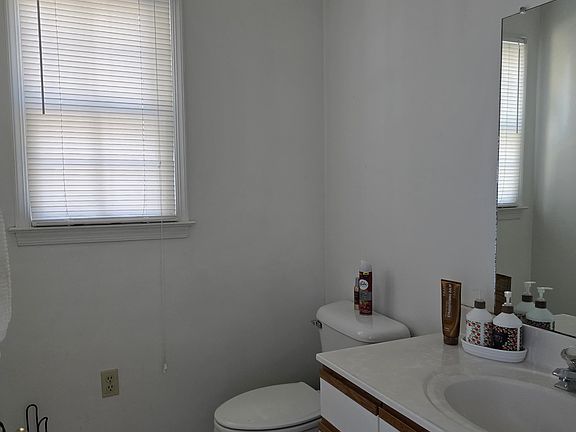 4th image of 305 McCorkle Dr #B