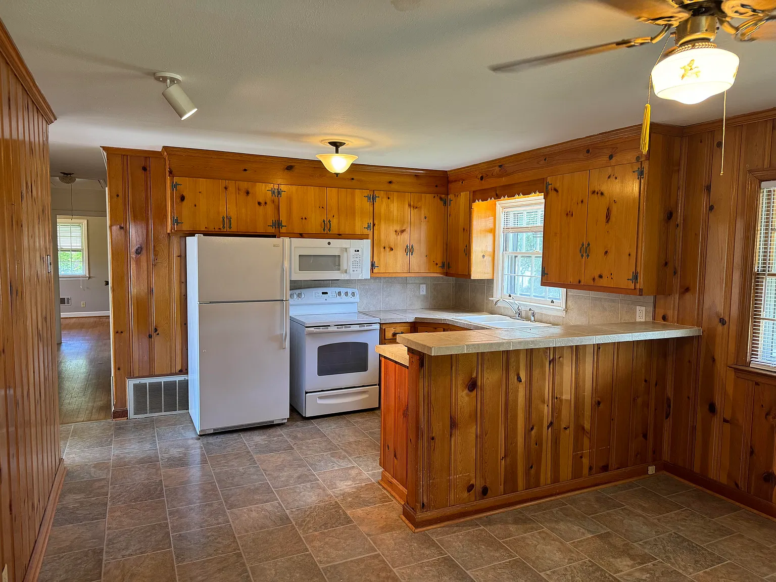 3 bed, 1346 sqft, $1,600 — Photo 2