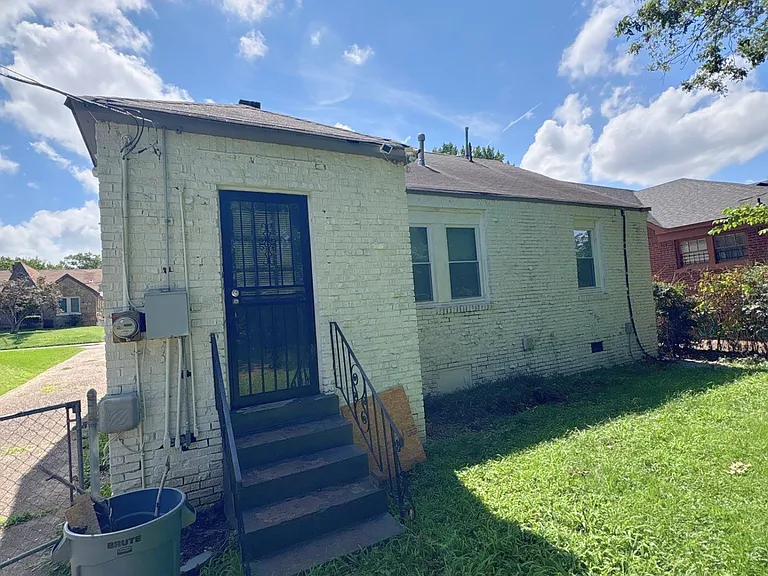 859 Biggs St — Photo 16