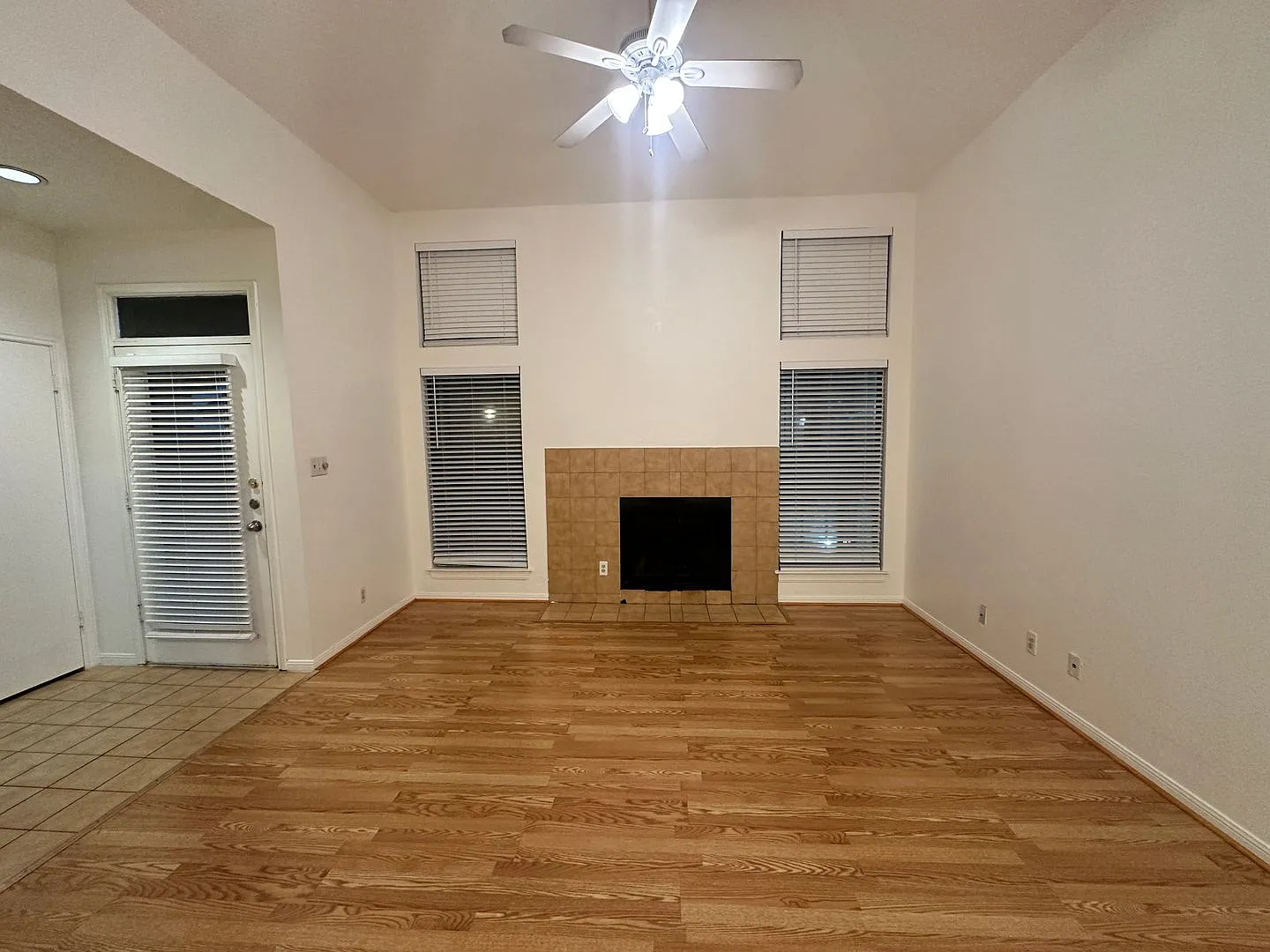 Ut Pre Lease: West Campus 2bd / 2ba Cathedral Ceilings, Huge Windows, Good Roommate Floor-Plan — Photo 2