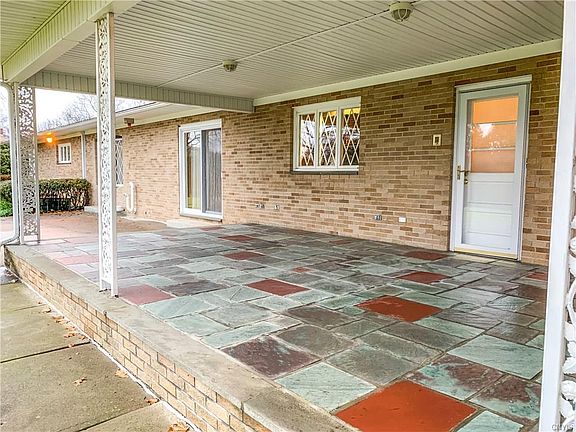 4th image of 1015 Parkway E