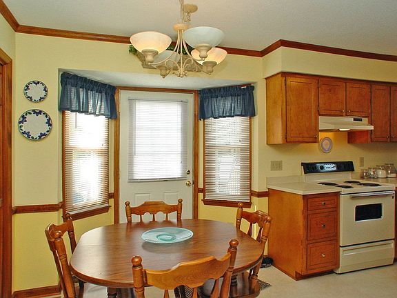 Sunny Eat in Kit. w/Door to Huge deck