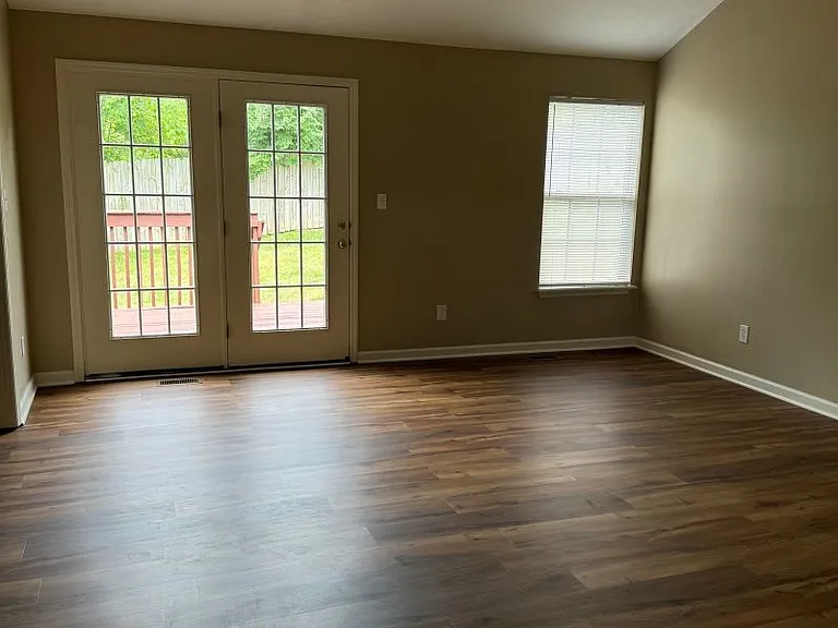 121 Eric Ct — Photo 4