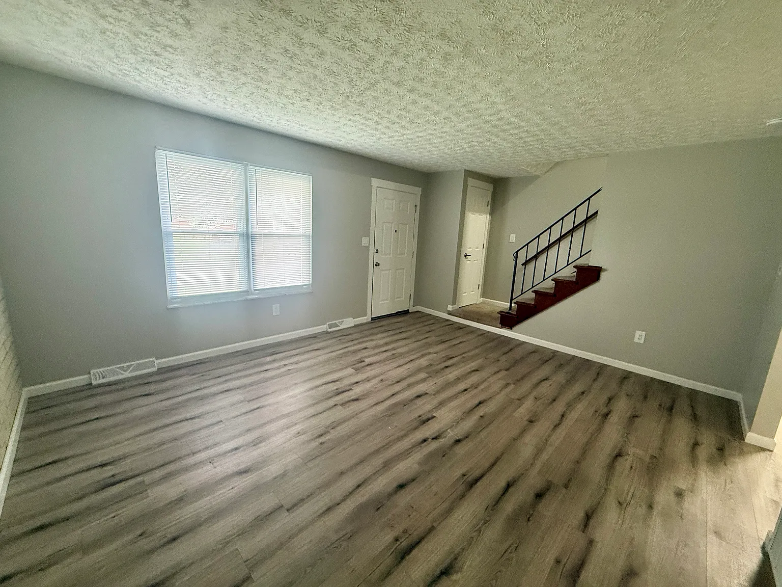 3 bed, 1254 sqft, $1,895 — Photo 2