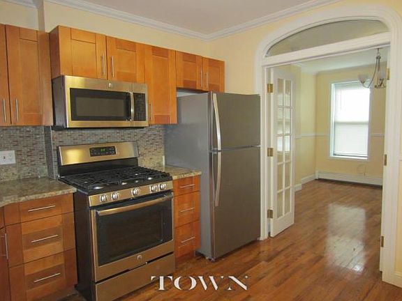 3rd image of 251 E 77th St APT 4rw