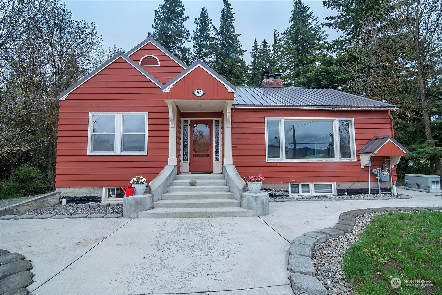 609 E Third Street photo 1