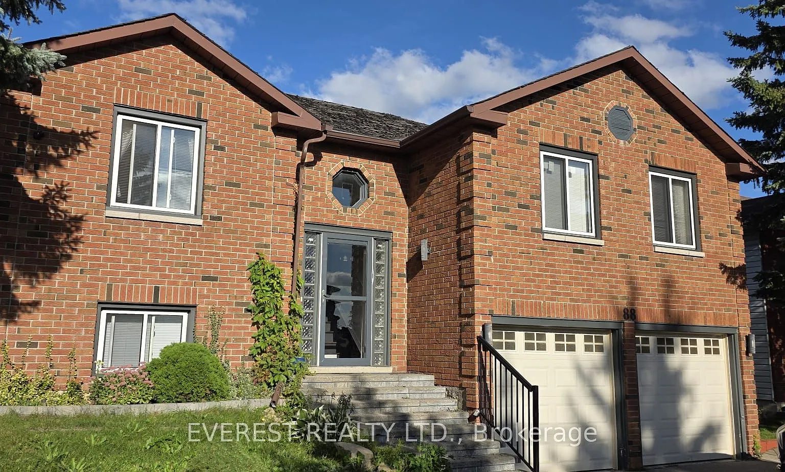 4 bed, $3,000 — Photo 1