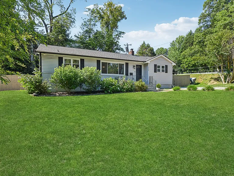 4000 Hiddenbrook Dr — Photo 2