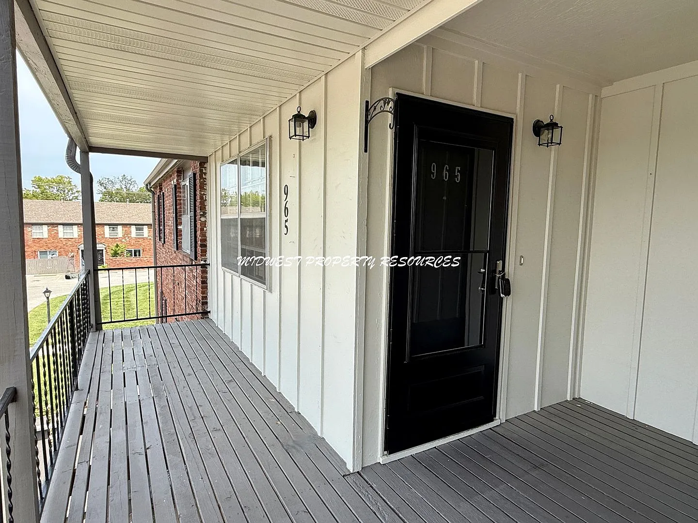 Stunning 1 Bedroom Apartment w/ Covered Parking — Photo 1
