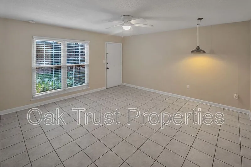 2 bed, 1.0 bath, 734 sqft, $1,725 — Photo 3