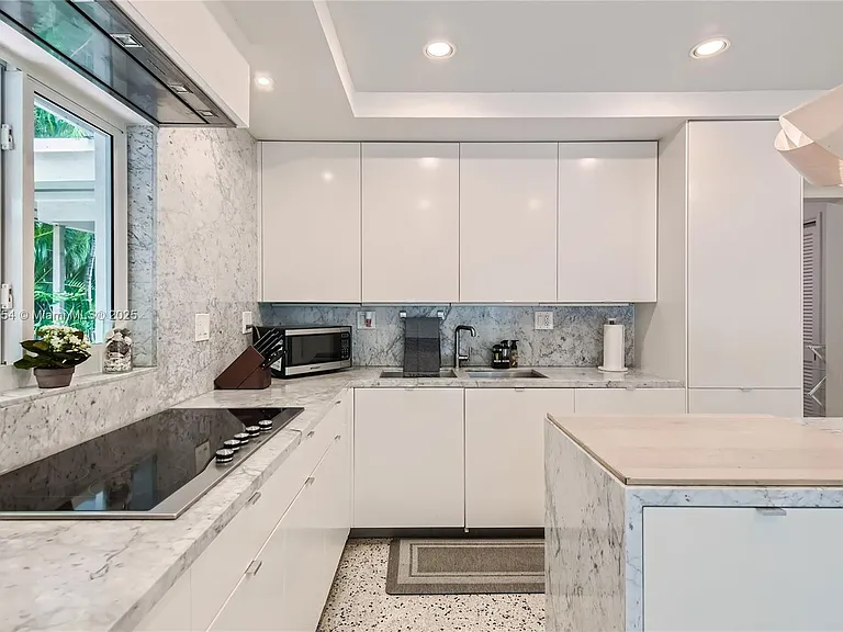 262 Bombay Ave — Photo 16