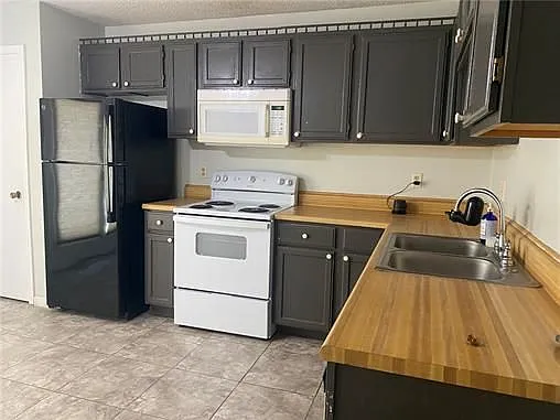 8215 NW Mace Rd — Photo 2