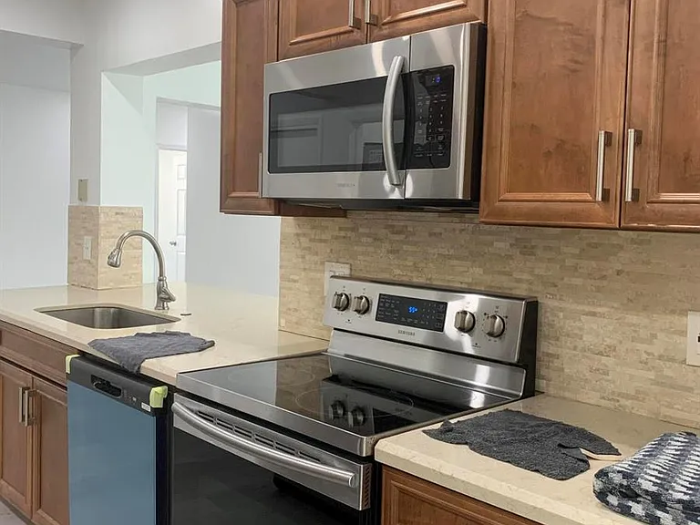 4005 NW 76th Ave — Photo 23