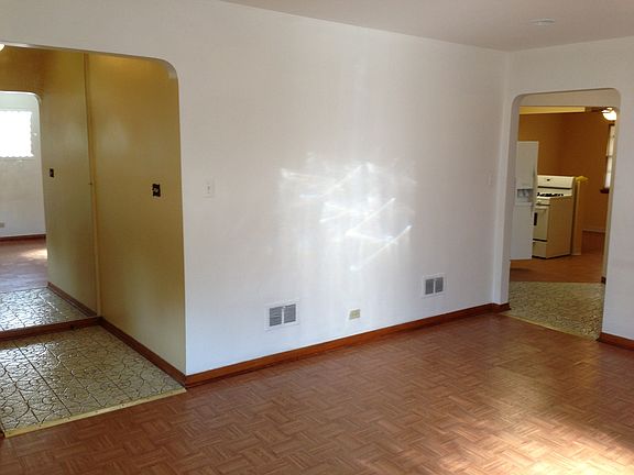 Living room to Kitchen 