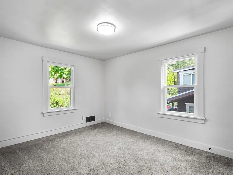1303 Woodlawn Ave — Photo 12
