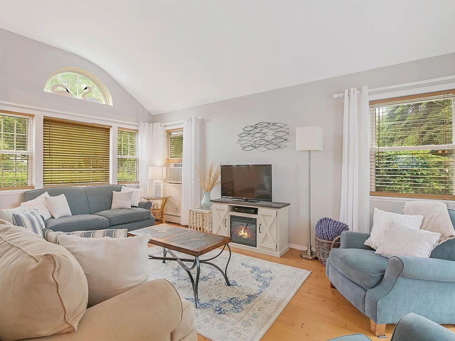 3 bed, 2.5 bath, 1800 sqft, $15,000 — Photo 3