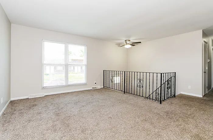 3 bed, 1.5 bath, 1976 sqft, $1,895 — Photo 2