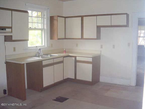 4th image of 318 E 10th St