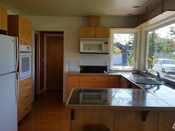 3rd image of 2323 Hastings Ave W