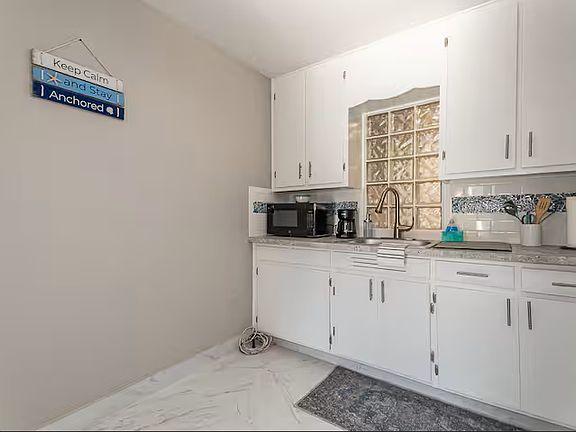 4th image of 201 3rd St APT 5