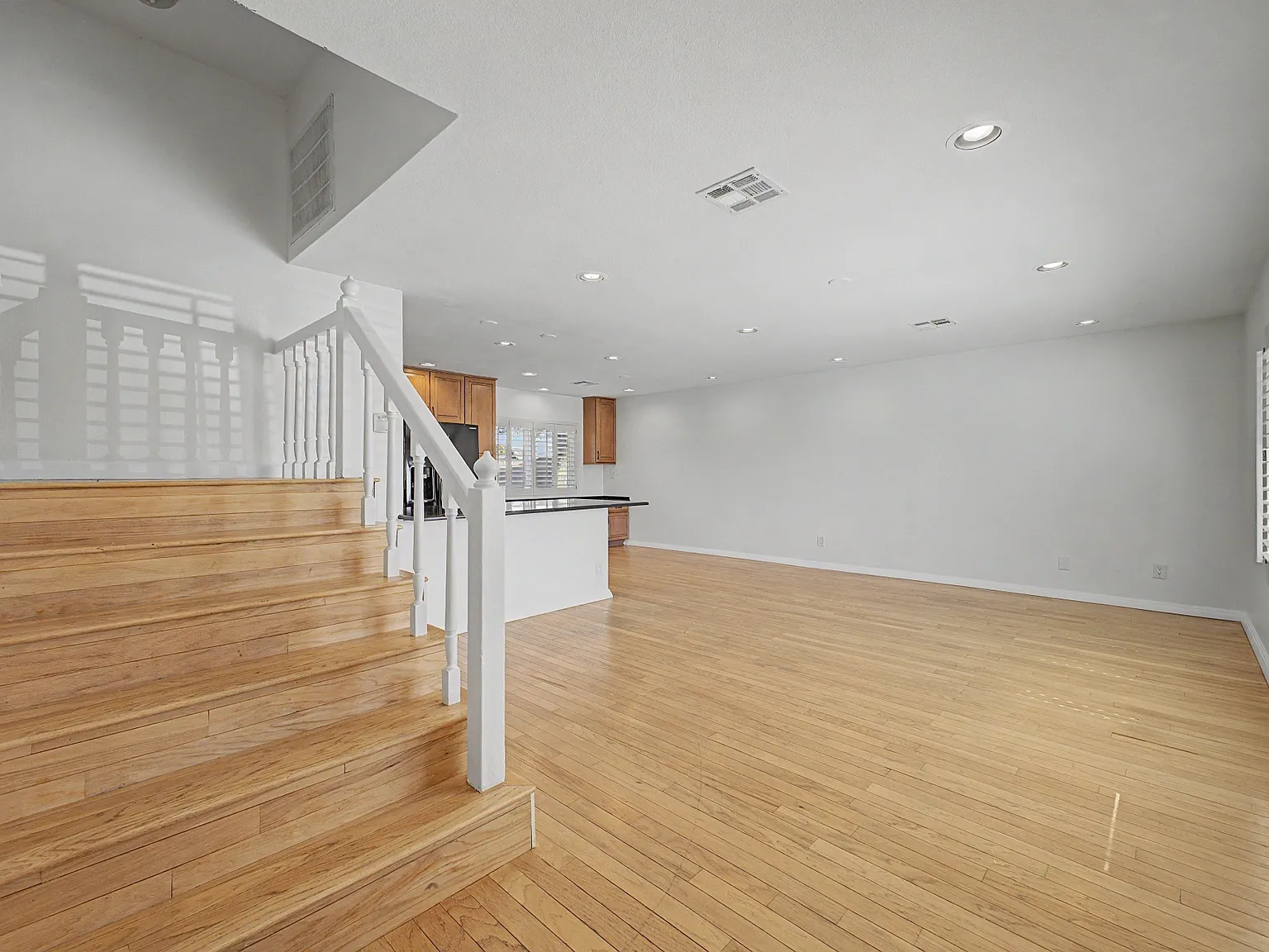 4 bed, 2.5 bath, 2240 sqft, $3,000 — Photo 2