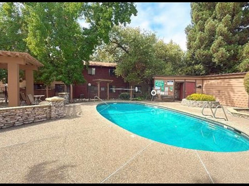 2nd image of 2690 Country Club Dr APT 1