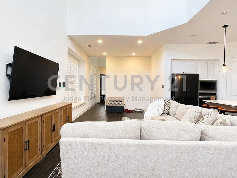 1131 Queensdown Way — Photo 3