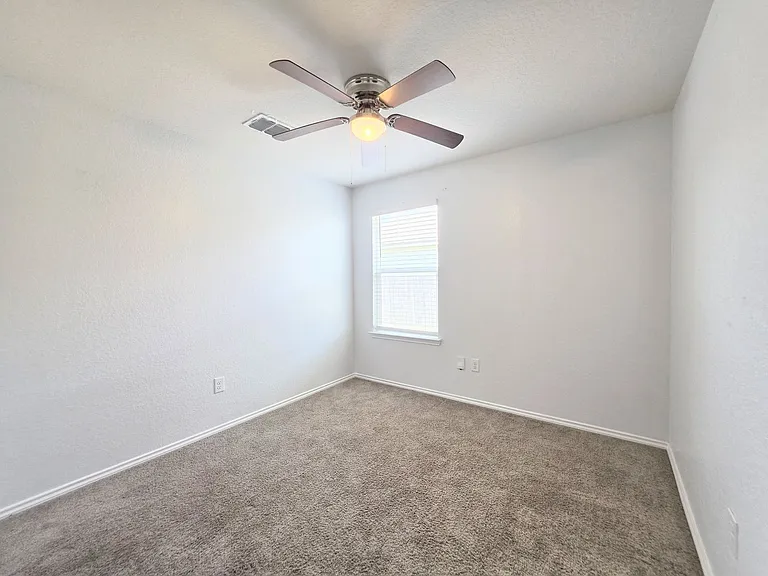 8006 Miranda Cyn — Photo 5